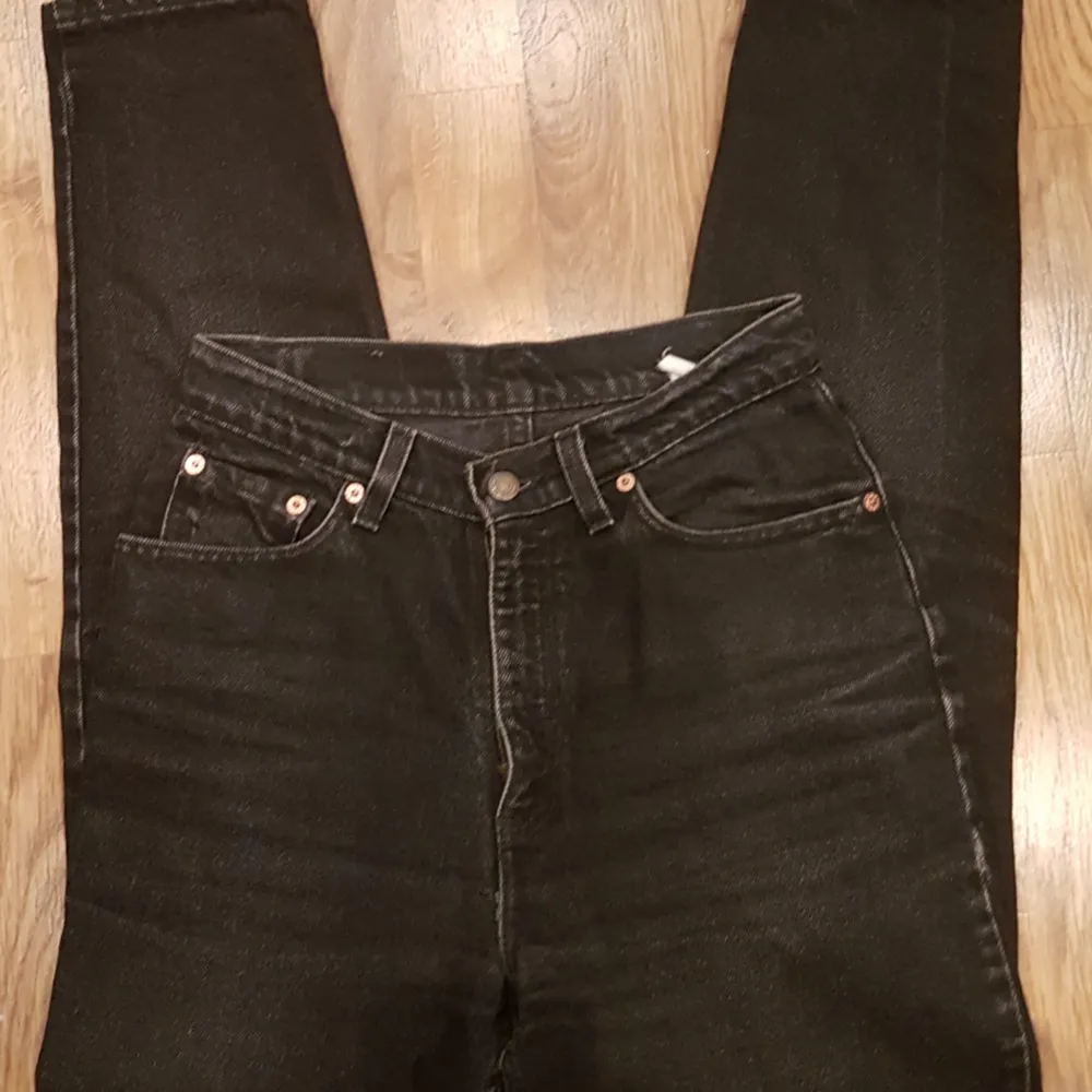 Levi's mom jeans, storlek 26 men skulle säga att dom även passar en 27 då dom är förstora för mig! Köpte dom vintage för bara någon vecka sen men inte använt dom eftersom dom är förstora😭 vill du ha fler bilder på dom får du gärna skriva! Skickar och möter upp men köparen står för frakten😊. Jeans & Byxor.