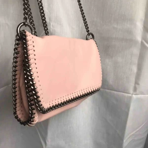  - Superfin rosa väska från Gina tricot, som ny, fråga om du har frågor!😊❤️