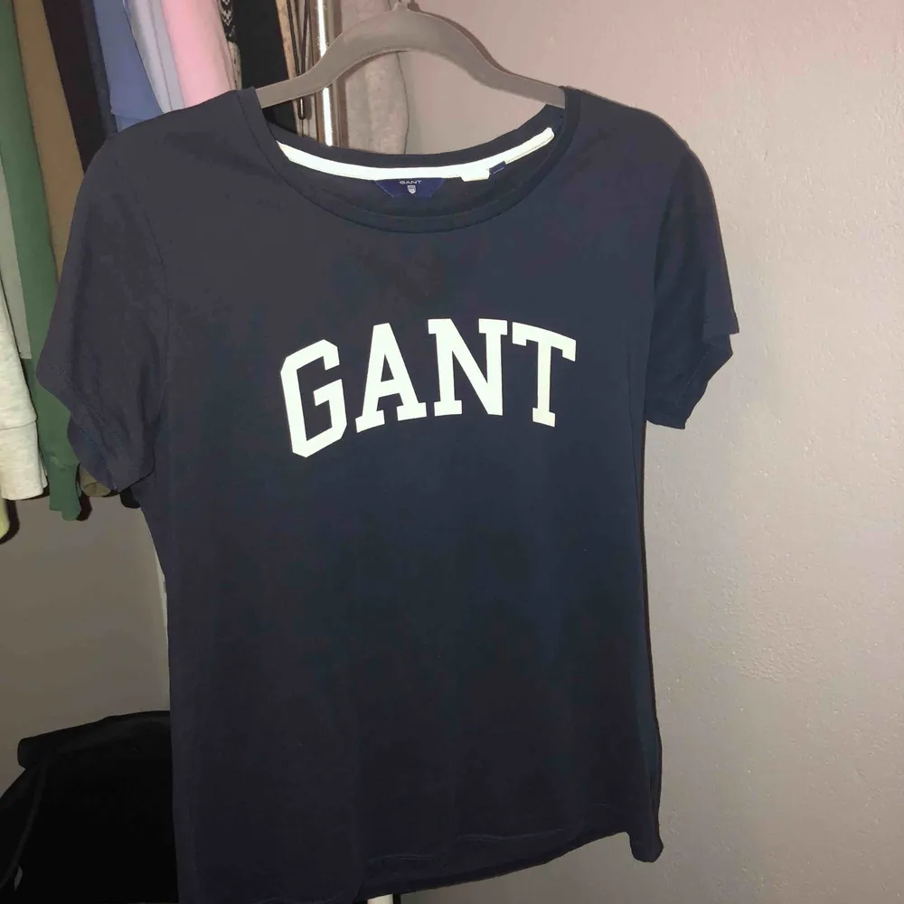  Snygg, stilren marinblå GANT T-shirt, använd 1 gång.. T-shirts.