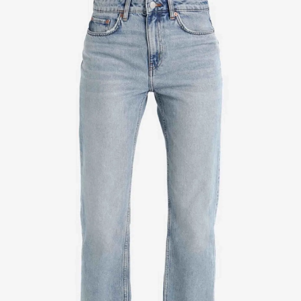 Säljer ett par snygga weekday jeans Voyage. Storlek W27, L30, ungefär som S och passar mig som är 166 cm lång. Kan mötas upp, annars står köparen för frakt!💕 Ordinarie pris 729 kr, säljer för 199 kr! . Jeans & Byxor.