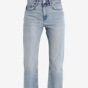 Säljer ett par snygga weekday jeans Voyage. Storlek W27, L30, ungefär som S och passar mig som är 166 cm lång. Kan mötas upp, annars står köparen för frakt!💕 Ordinarie pris 729 kr, säljer för 199 kr! 