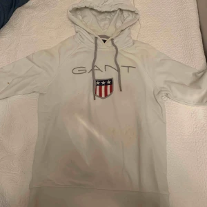  - Vit Gant hoodie använd fåtal gånger med liten foundation fläck på ärmen 