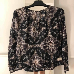  - Odd molly blus, använd ett fåtal gånger. Storlek 1, passar 36/38