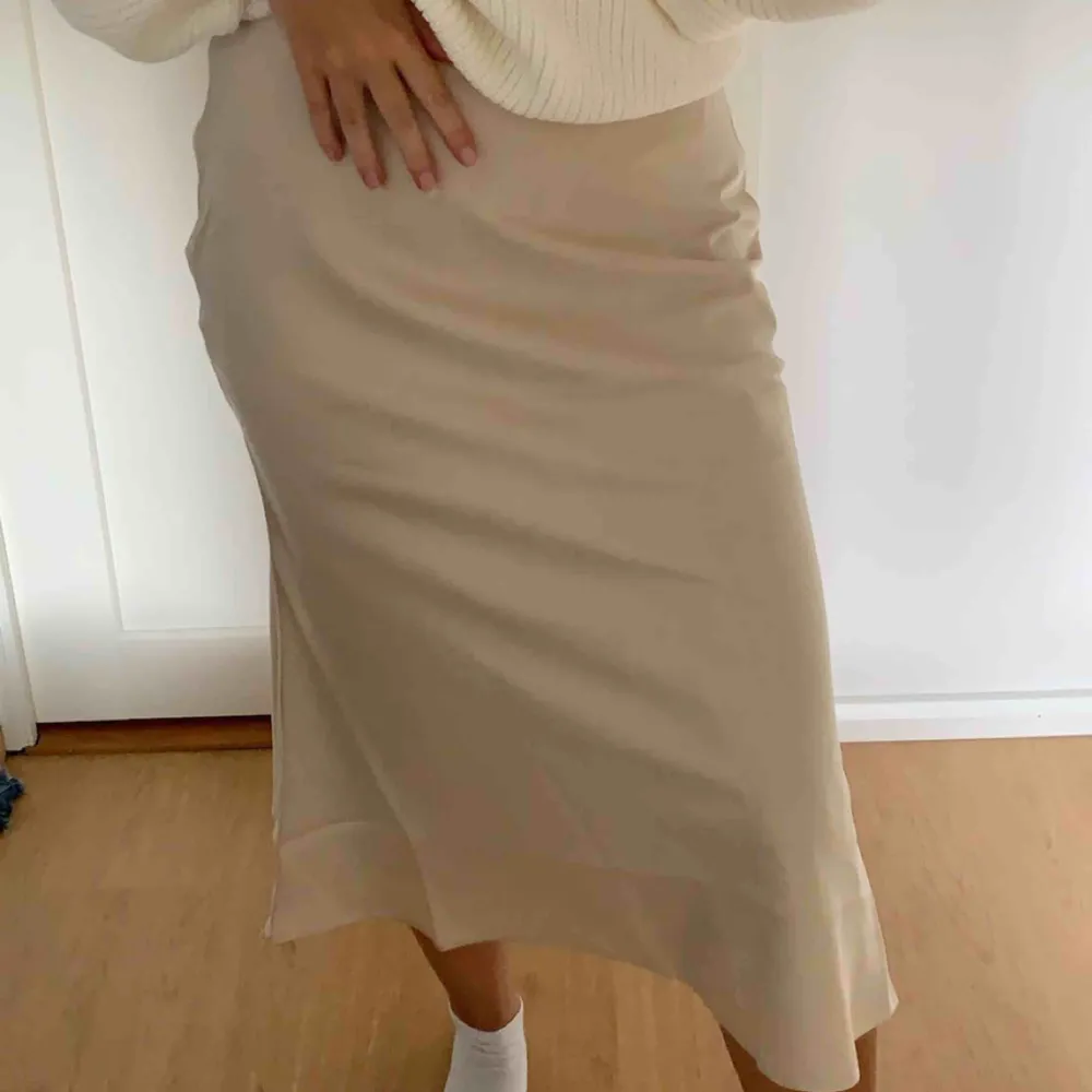 En snygg satin kjol från NAKD, använd 1 gång & säljer pga för stor för mig. Köparen står för frakten vilket motsvarar 50kr. Köpt för 400kr . Kjolar.