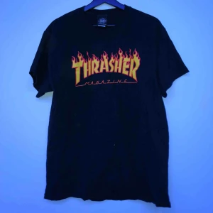  - En thrasher t-shirt som är köpt för ca 1 år sedan, knappt använd. Storleken är L men skulle säga att den sitter som en M. Möts i Sthlm annars står köparen för frakten :)