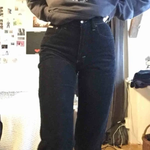  - Supersnygga svarta Manchester byxor med bruna sömmar. Tyvärr har kedjan gått sönder annars är de i mycket bra skick