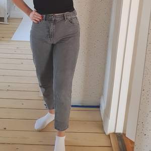 Grå cropped jean, straight leg Jag har vanligtvis M Köparen betalar frakten