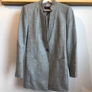  - Grå (mellantunn) kappa från Zara, figursydd och sitter så fint! Fel i storlek för mig nu! Försiktigt använd. Köparen betalar frakten :)