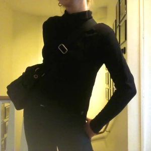  - Fin svart collegetröja med polokrage! Minns ej var jag köpte den men antagligen humana✌