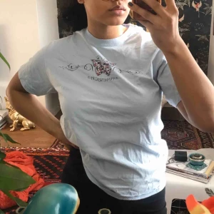  - Jättesöt baby-blå t-shirt med fjärilstryck och texten America på sig.  Frakt tillkommer men kan även mötas i stockholm ♥️