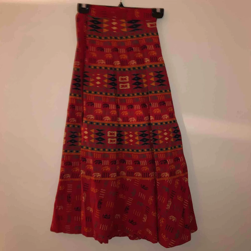 Unik omlåtkjol som passar nästan alla   Köpt och gjort i Indien, tyget är handtryckt   Eventuell frakt tillkommer💞. Kjolar.