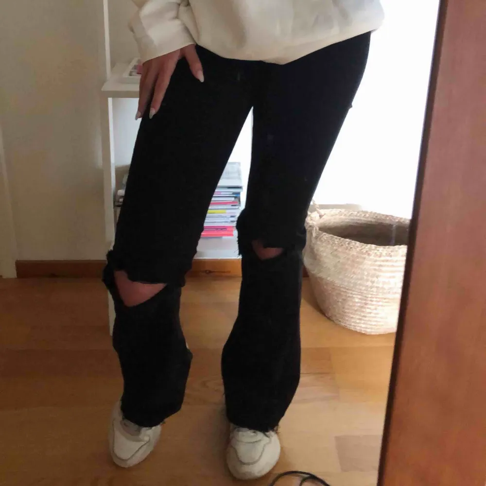 Fina slitna, svarta bootcut jeans ifrån Zara som tyvärr inte kommer till användning längre:(  De är i storlek 38 och har en ”urtvättad effekt” vilket syns på sista bilden. Dessa finns inte kvar på deras hemsida😊 Köparen står för frakten💞. Jeans & Byxor.