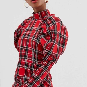  - Rutig miniklänning med hög krage och puffärm.  Använd bara en gång! 