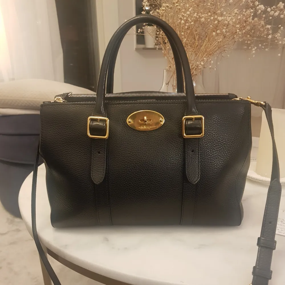 Hej! Säljer min fina väska från Mulberry. Modell mulberry small bayswater double zip. Mycket fin skick och väldigt praktiskt med alla fickor och dragkedjor. Självklart äkta och köpt på NK så kvitto samt dustbag finns.  Ordinariepris är 14 700kr. Mitt pris 10 000kr. Prutat och klart. Väskan är 1 år gammal.  Finns att hämta i Kungsbacka eller mötas centralt i gbg.. Väskor.