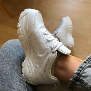  - Supersnygga vita chunky sneakers från NAKD. Storlek 40 aldrig använda 🌟
