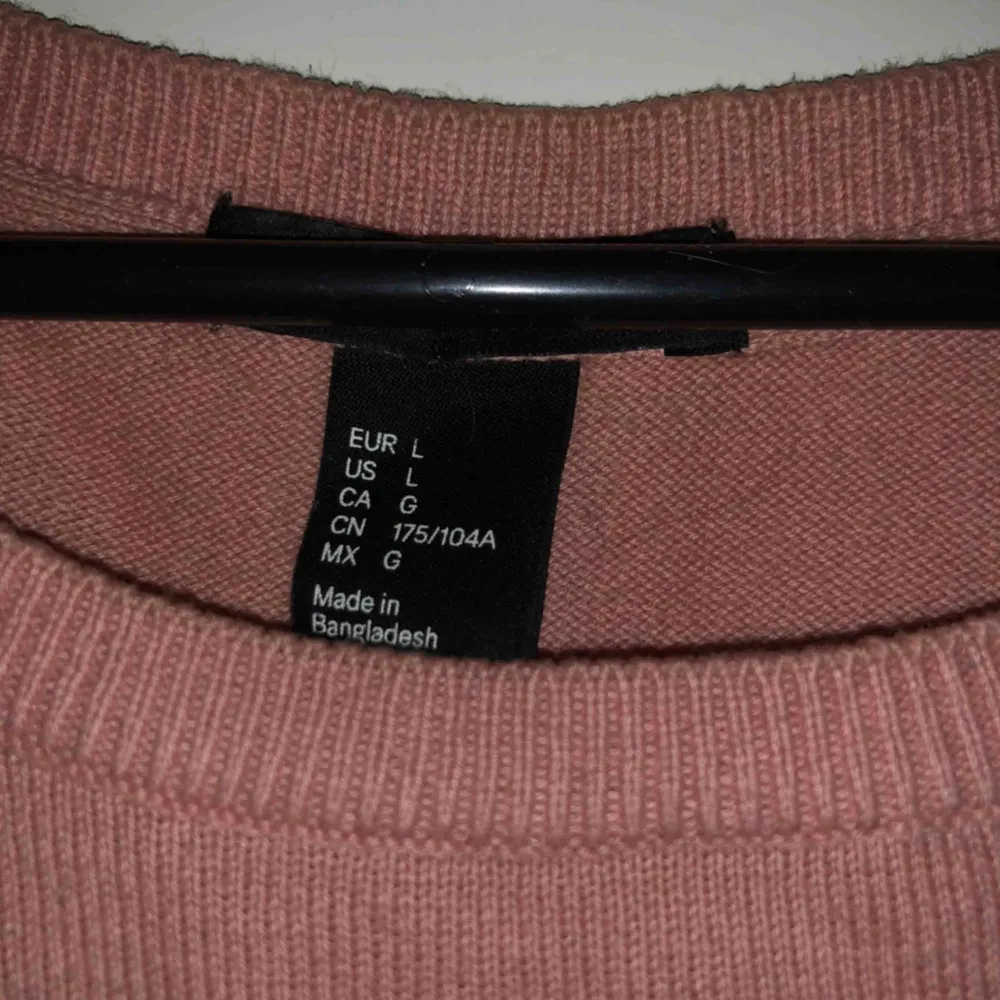 Enkel varm tröja i rosa från H&M. Säljer billigt pga att den inte används och tar upp onödig plats.🌸 frakt på 50kr tillkommer! . Toppar.