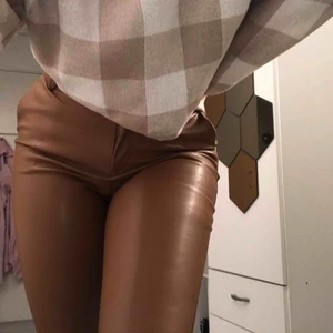 Byxor  - Väldigt snygga byxor i fake skinn material. De är i storlek 34. Jag är 170 och för går de runt anklarna ungefär. Säljer för att de inte kommer till användning har bara använts två gånger. 