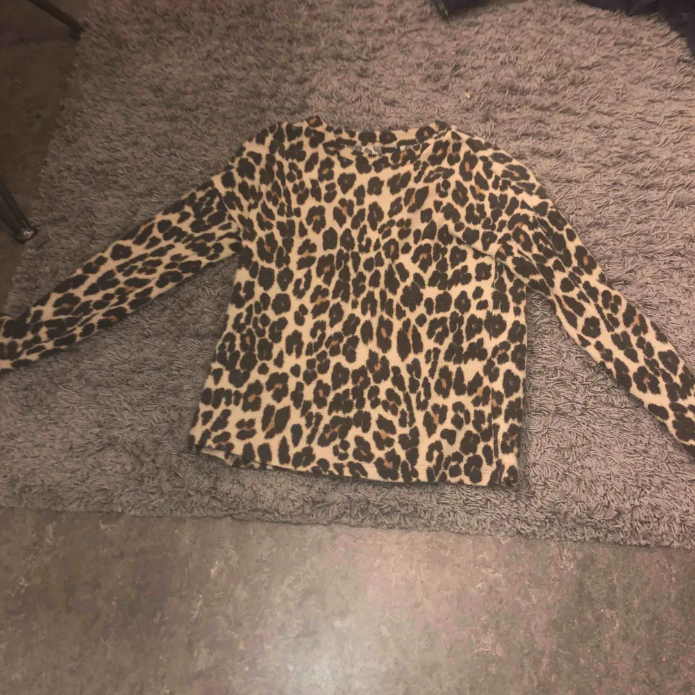 En mycket fin leopard tröja, använd fåtal gånger . Tröjor & Koftor.