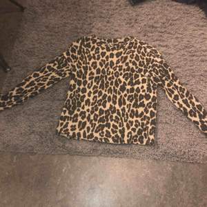 En mycket fin leopard tröja, använd fåtal gånger 