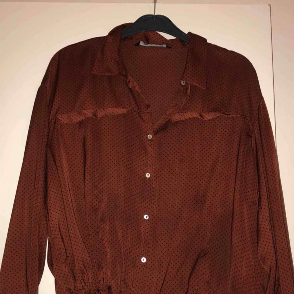 Finfin prickig skjorta från Zara i silkesmaterial med knytning. Använd någon enstaka gång. Möts upp i Stockholm, annars står köparen för frakten :). Skjortor.