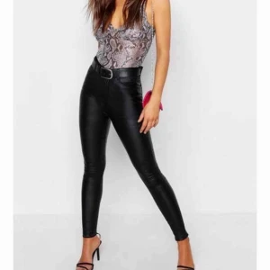  - Byxor i skinnimitation, storlek S med lappar kvar.  Hög midja. 