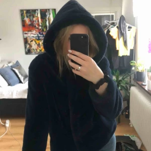  - Mörkblå fluffig jacka från Mango, använd endast ett fåtal gånger! Jacka är mjuk och i superbra kvalité, luvan har också ”päls” inuti. Jackan stänga med knappar och två fickor finns på sidorna