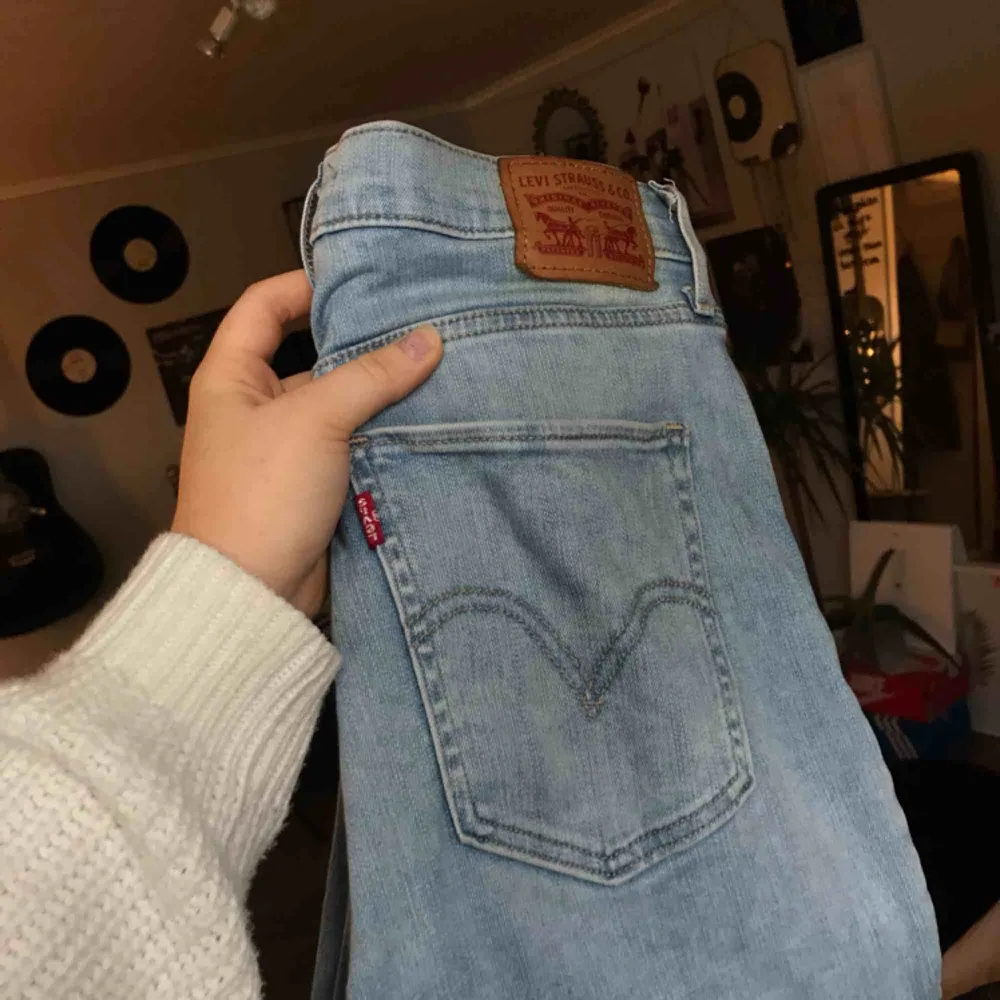 Skit snygga jeans från levis, kommer tyvärr inte till användning så mycket som jag önskar! Använda fåtal gånger, eventuell frakt tillkommer!. Jeans & Byxor.