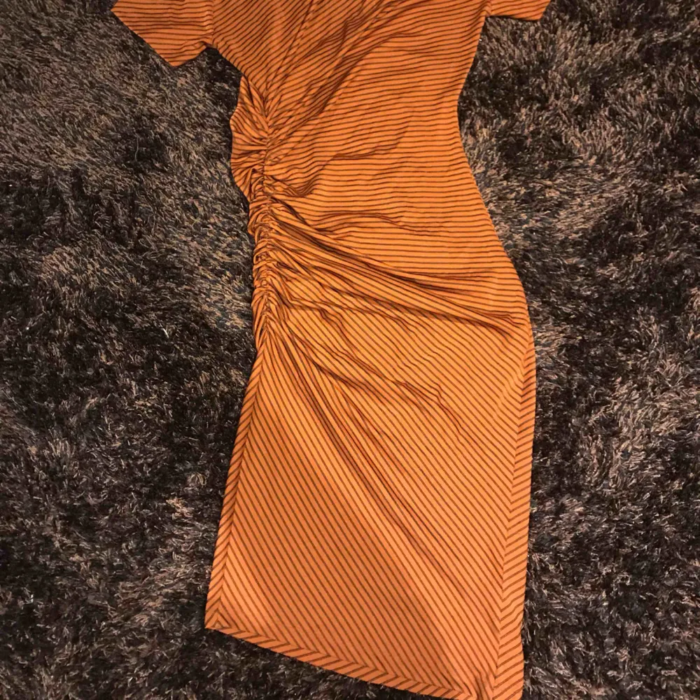 Ny klänning från Zara. Snygg stretch i höstlig färg.. Klänningar.