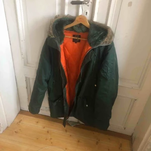  - Snygg vintage jacka perfekt för höst och vinter. Uppskattar den från tidigt 80-tal. Kan hämtas i Uppsala eller skickas mot fraktkostnad 