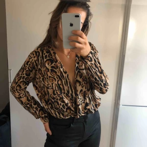  - En body från Zara. Aldrig använd då ja inte riktigt gillar bodys. Superfin! Frakt tillkommer.  