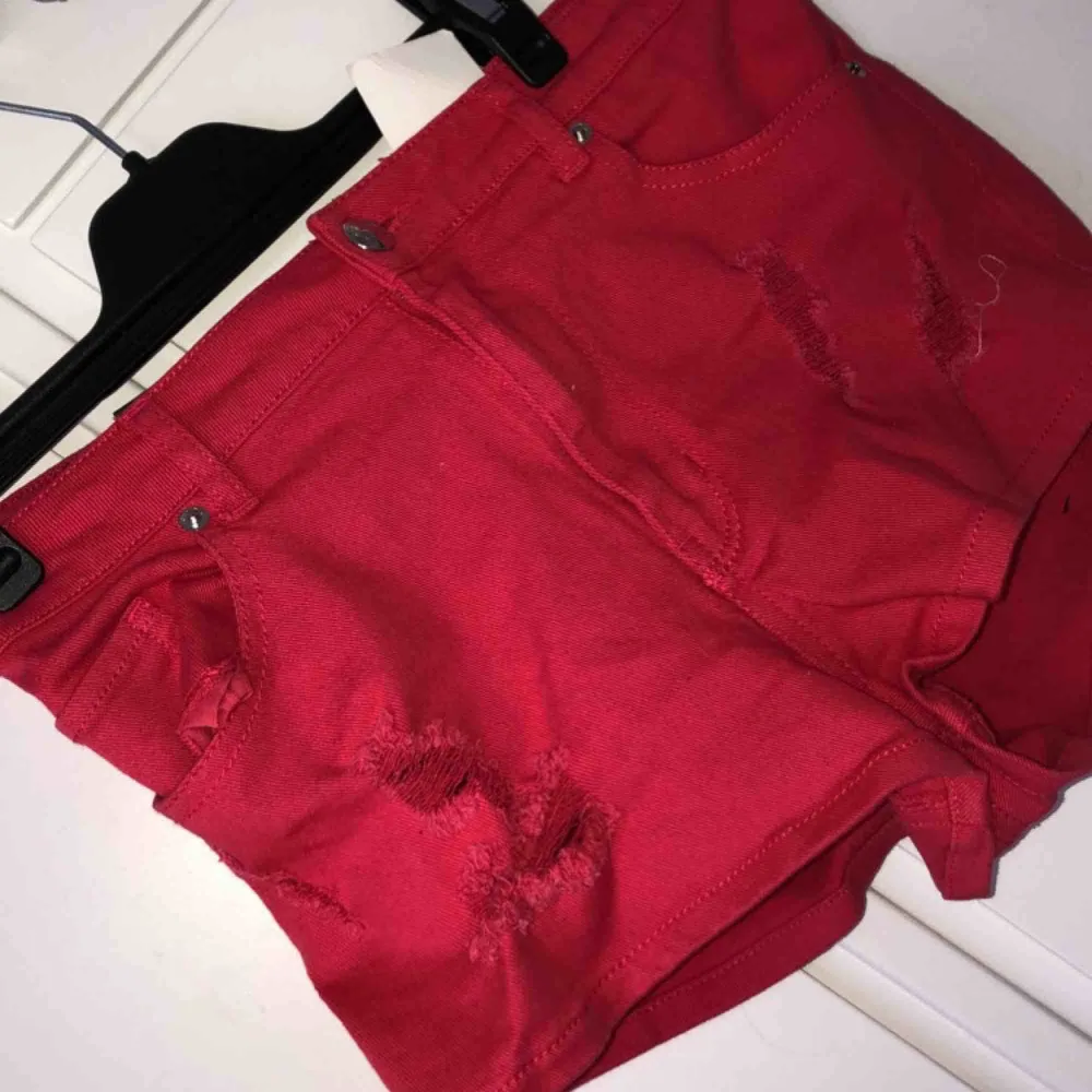 Röda stretchiga shorts från HM, aldrig använda, prislappen finns kvar. . Shorts.
