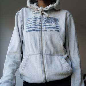 Grå hoodie från Polo Ralph Lauren i storlek S. Knappt använd! Köpt för 1199:- säljer för 500:- och FRAKTEN INGÅR I PRISET :)  
