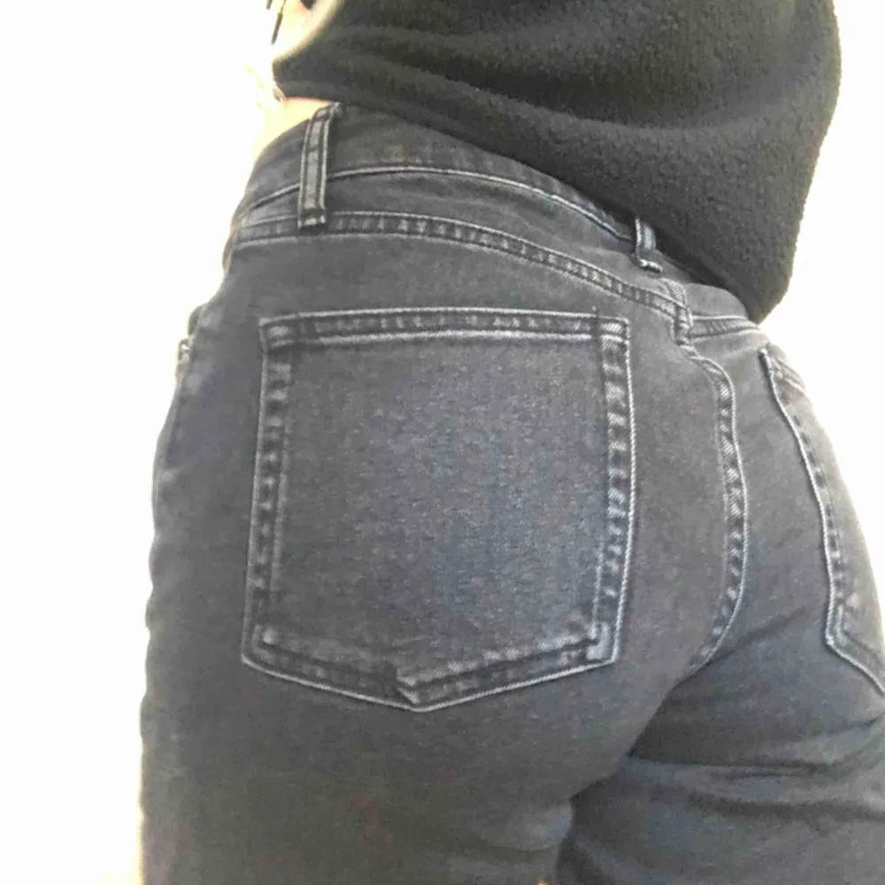 Ett par snygga BDG jeans från urban outfitters. Säljer eftersom jag har inte använt dem mycket så de är i bra skick! Jag kan mötas upp i Stockholm, annars betalar köparen för frakt. Jeans & Byxor.
