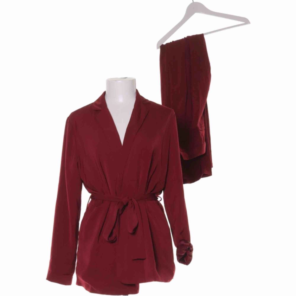 Kostymset från na-kd X hannaliscious första drop i vinröd färg. Både byxorna och kavajen är i strl 36🔥 frakt tillkommer!. Kostymer.