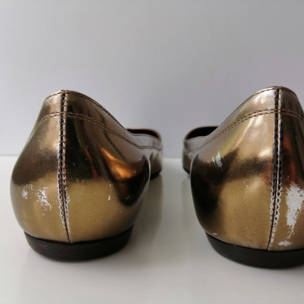 Louis Vuitton Frivolous Flat Ballerina, very good condition,there are several defects of storing that led to some rub of the gold toping. Come with original box, size 38, insole 24.5cm, write me for more info and pics, !!!!! delivery to USA, Canada, Australia NO return. Skor.
