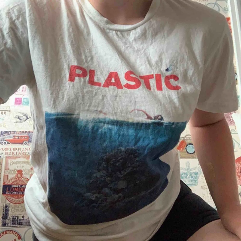Vit t-shirt från T-shirt factory med coolt och unikt Jaws-tryck. Fri frakt!. T-shirts.