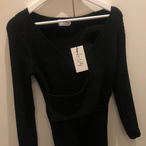 Stickad svart klänning  - Stickad svart klänning från NA-KD. Aldrig använd. Normal passform. 