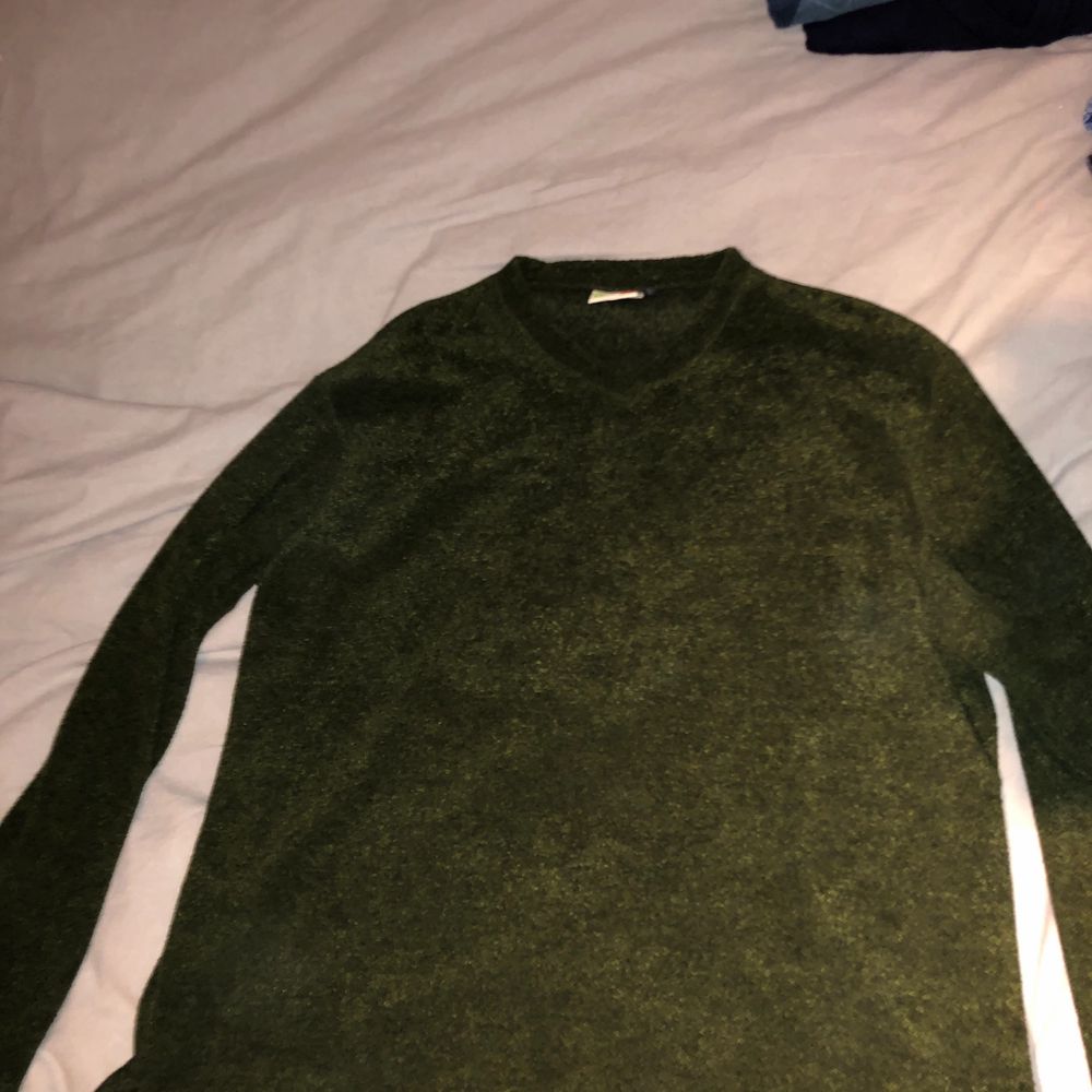 Säljer denna mysiga oanvända mörkgröna tröja! . Tröjor & Koftor.
