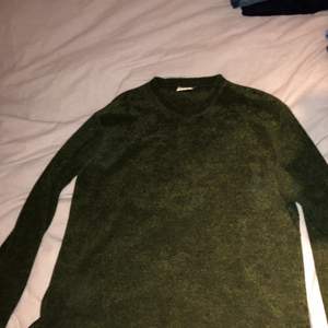 Säljer denna mysiga oanvända mörkgröna tröja! 