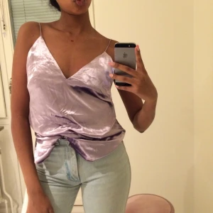 Topp  - Lila/silver topp i sammetliknande material. Såå sjukt fin men kommer aldrig till användning 😌🌸 Den är väldigt lång så snyggast om man stoppar in den i byxorna som på bild 💕