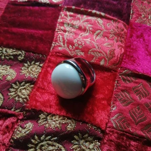 Häftig ring  - Stor ring med vit, glansig sten. 🤍 Frakt ingår❤️