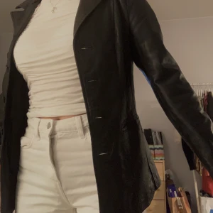 Skinnjacka - En supersnygg svart skinnjacka i något tunnare material🍒 köpt här från plick men inte kommit till användning tyvärr. Frakt tillkommer✨