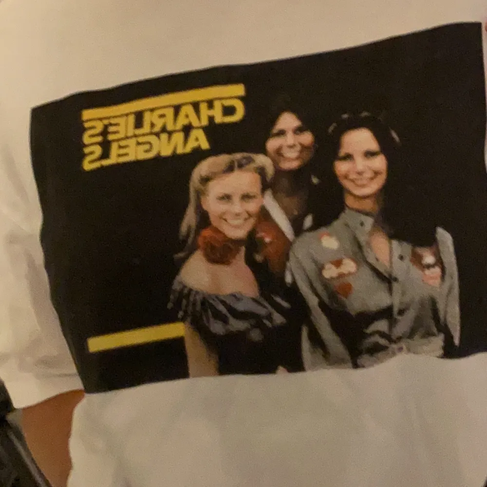 vanlig vit t-shirt med stort tryck (charlie’s angels) på bröstet/magen. köparen står för frakt (priset kan variera)och betalning sker via swish. ansvarar inte för postens slarvfel. Pris kan diskuteras privat. . T-paidat.