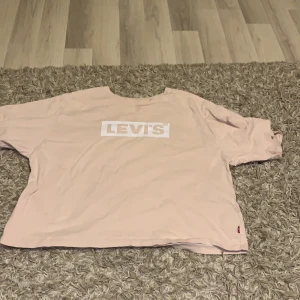 Levis T-shirt  - SUPER FIN T-shirt från Levis använd ca 2 gånger säljer för de e fel strl  ,pösiga vid armarna 