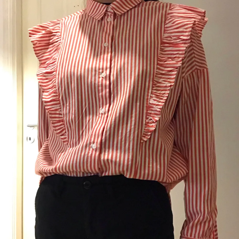 I’m selling Monki stripe shirt with cute design on shoulders. I’ve wore it twice so the condition is like new! The size is XS (check the size from the Monki website🌟) and I offer a delivery :). Skjortor.