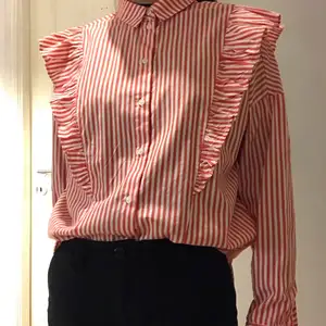 I’m selling Monki stripe shirt with cute design on shoulders. I’ve wore it twice so the condition is like new! The size is XS (check the size from the Monki website🌟) and I offer a delivery :)