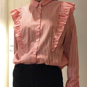 Monki skjorta  - I’m selling Monki stripe shirt with cute design on shoulders. I’ve wore it twice so the condition is like new! The size is XS (check the size from the Monki website🌟) and I offer a delivery :)