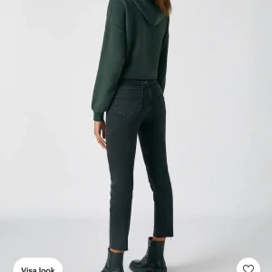 Mom fit - Helt oanvända (hittar inte kvittot) passa inte mig då jag tog en storlek större. Köptes för 270 kr