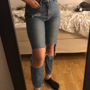 Mom jeans strl 34 - Säljer mina Mom jeans, Egna gjorda håll* o dem är klippta längst ner, dem är andvända men i ganska bra skick💗