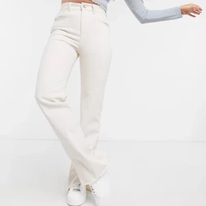 Vita jeans med slits - Skitsnygga jeans från Pull&Bear med slits köpta för 419kr. Byxorna är i bra skick då de endast är använda en gång på grund av att de är lite för små i midjan för mig tyvärr, men de är perfekt långa i benen på mig som är 167.